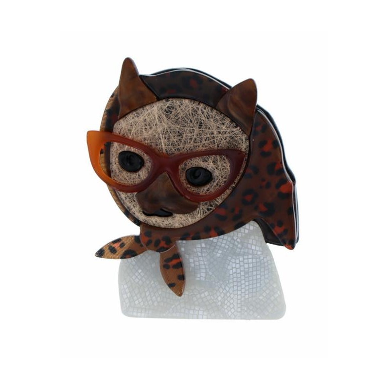 BROCHE AVEC DAME À LUNETTES, FOULARD DANS LES CHEVEUX